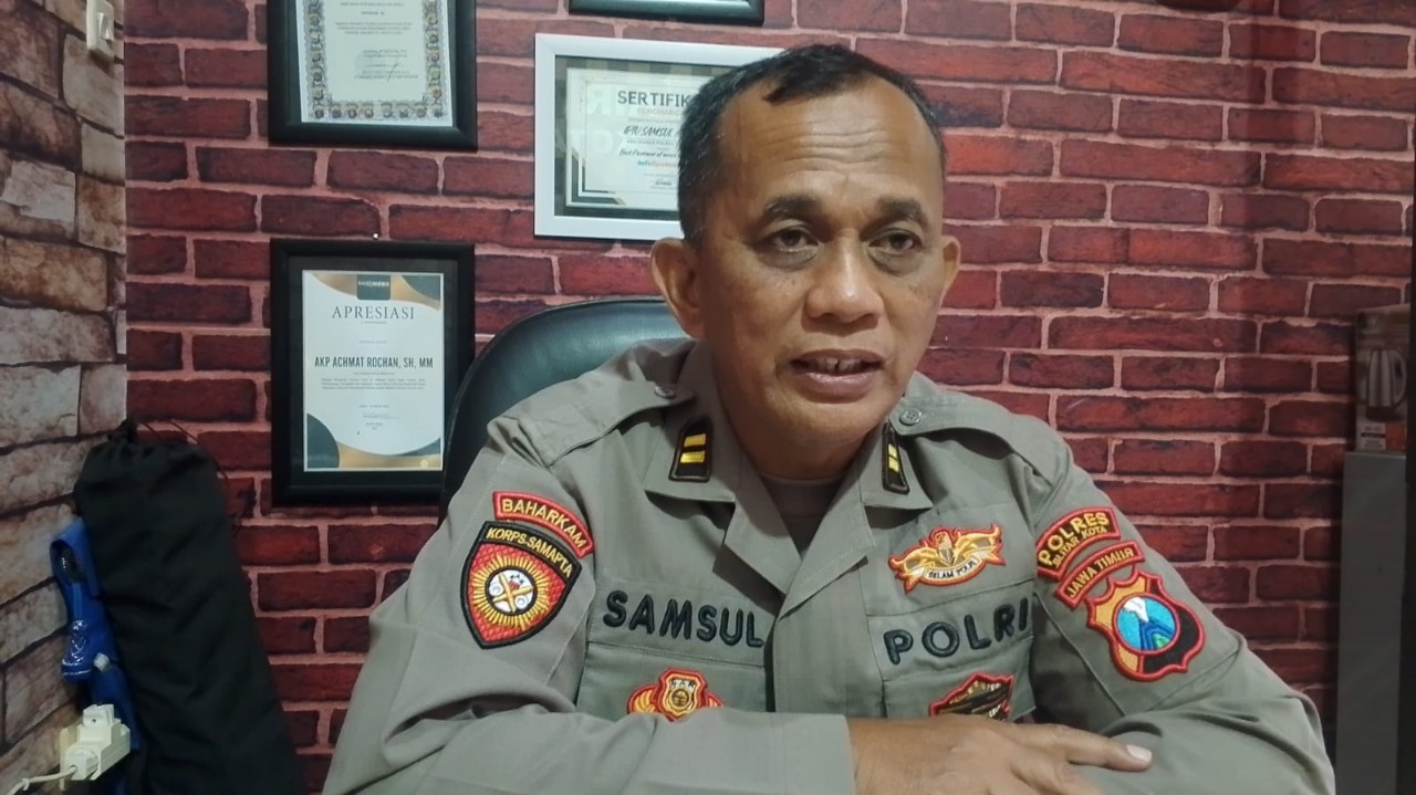UNGKAP KASUS: Kasi Humas Polres Blitar Kota Iptu Samsul Anwar dan barang bukti kasus pencurian di Desa Kemloko, Kecamatan Nglegok.