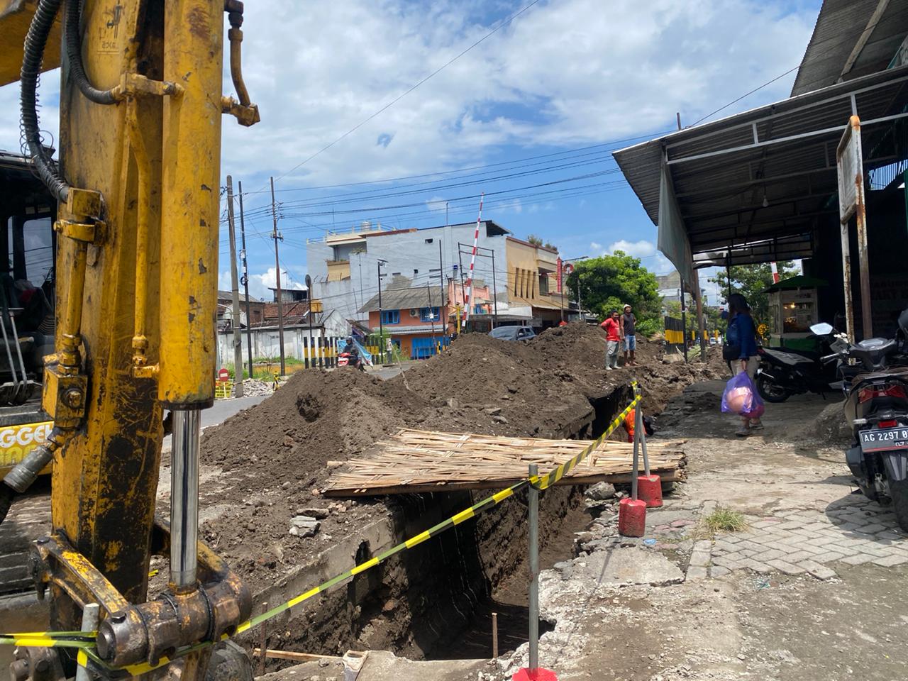 KEJAR TARGET: Pembangunan drainase di Jalan Anggrek Kota Blitar terus dilakukan.