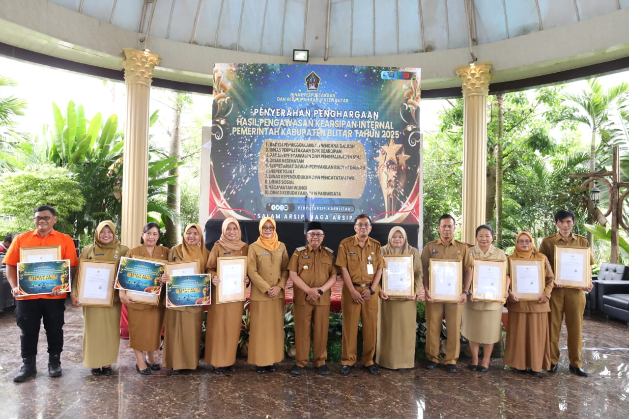 Para peserta yang memenangkan penghargaan pada rakorwas arsip Kabupaten Blitar, Selasa (9/12).