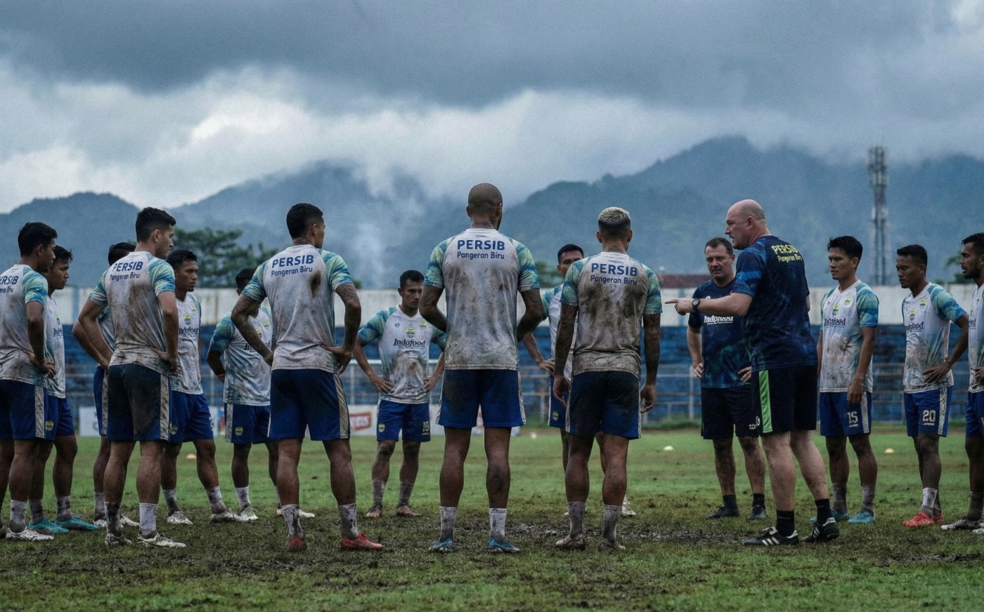 Persib Bandung vs Bangkok United: Latihan di Tengah Hujan Deras, Bojan Hodak Siapkan Strategi Kejutan