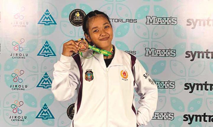 KUAT: Beril Risniyati Nur Wijaya menunjukkan medali perunggu dari Porprov Jatim 2025.