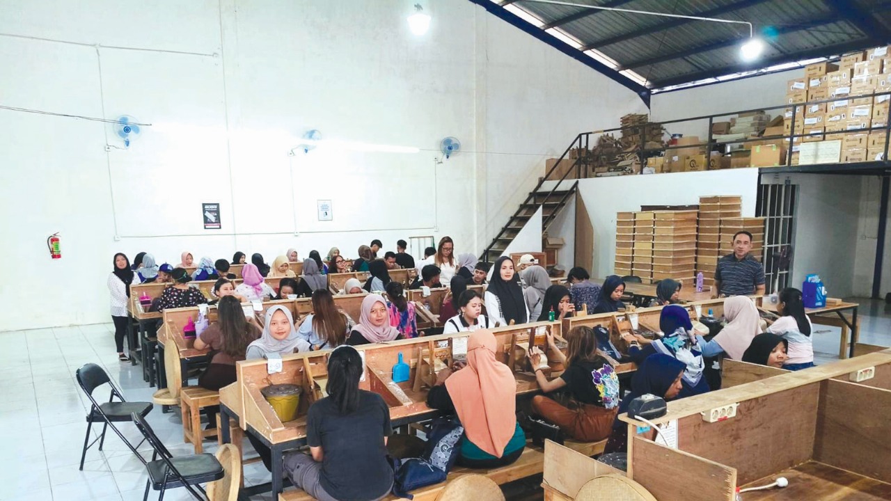 &lrm;BERMANFAAT: Industri rokok jadi salah satu sektor penyerap tenaga kerja di Kabupaten Blitar.