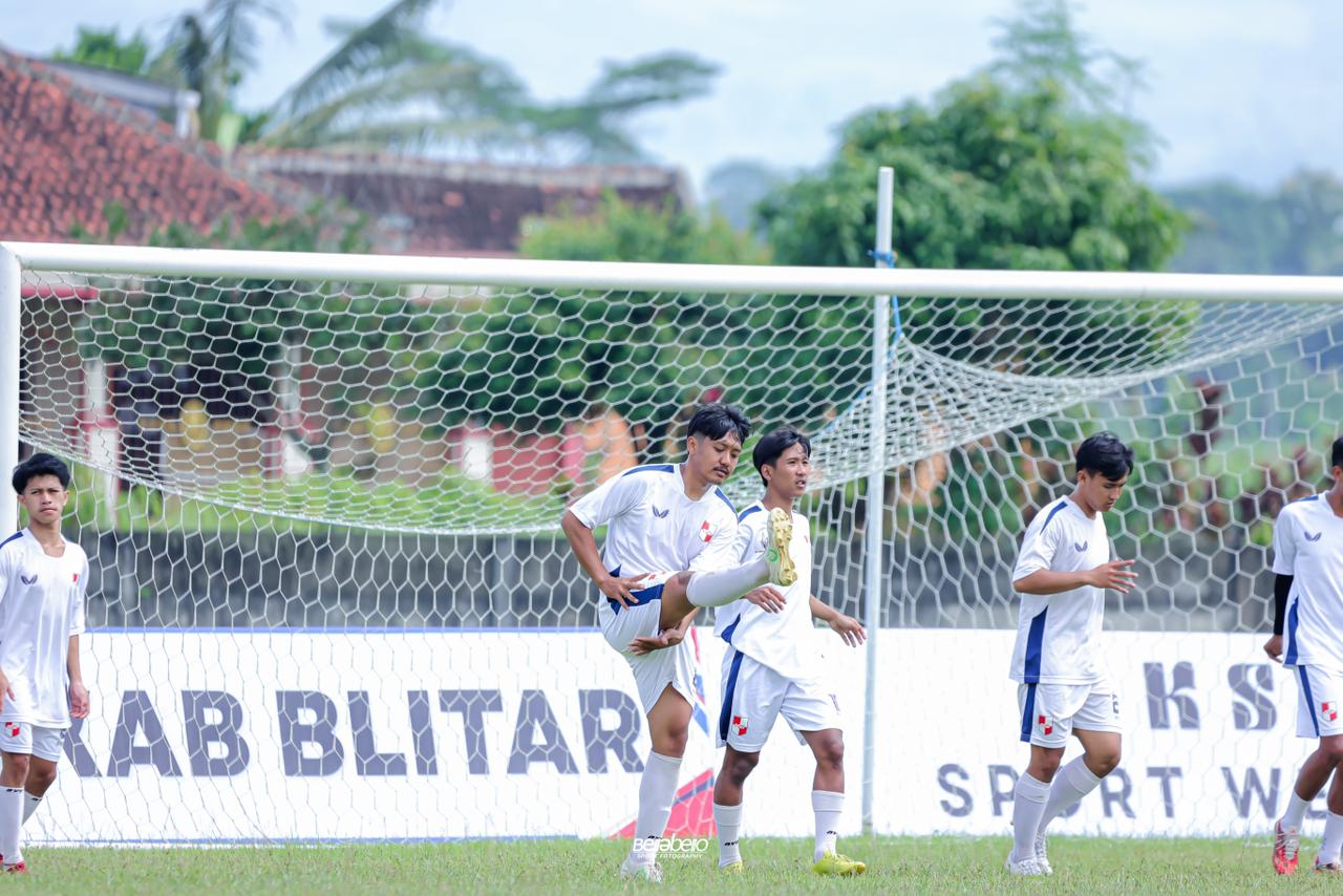 SIAP MENANG: Pemain PSBI Blitar menjalani latihan di Stadion Gelora Panataran menjelang laga perdana lawan Blitar Poetra yang dijadwalkan hari ini (11/12/2025).