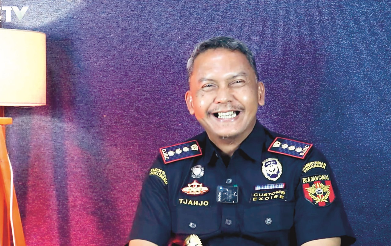 BANYAK PENGALAMAN: Nurtjahjo Budidananto menceritakan pengalamannya selama mengabdi di Kantor Bea Cukai kepada Radar Blitar TV.
