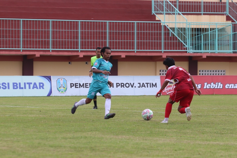 KERAS: Duel pemain PSBI Blitar dengan Blitar Poetra di laga perdana Liga 4 Jawa Timur di Stadion Gelora Panataran, Kamis (11/12/2025).