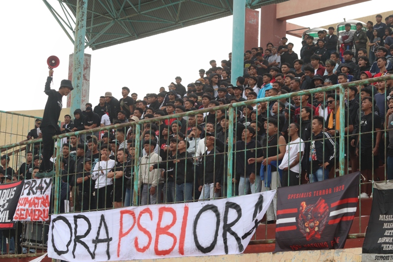 BANGKIT: Para suporter meneriakkan yel-yel dari tribun stadion untuk menyemangati para pemain dalam laga kontra Blitar Poetra, Kamis (11/12/2025).