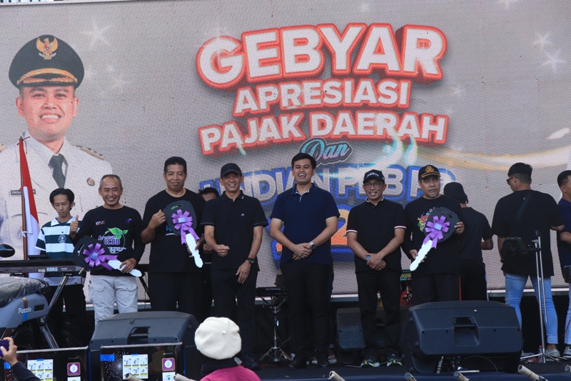 TAAT PAJAK: Wali Kota Blitar Mas Ibin berfoto bersama tiga pemenang undian sepeda motor Yamaha Fazzio yang diwakili camat dan lurah.
