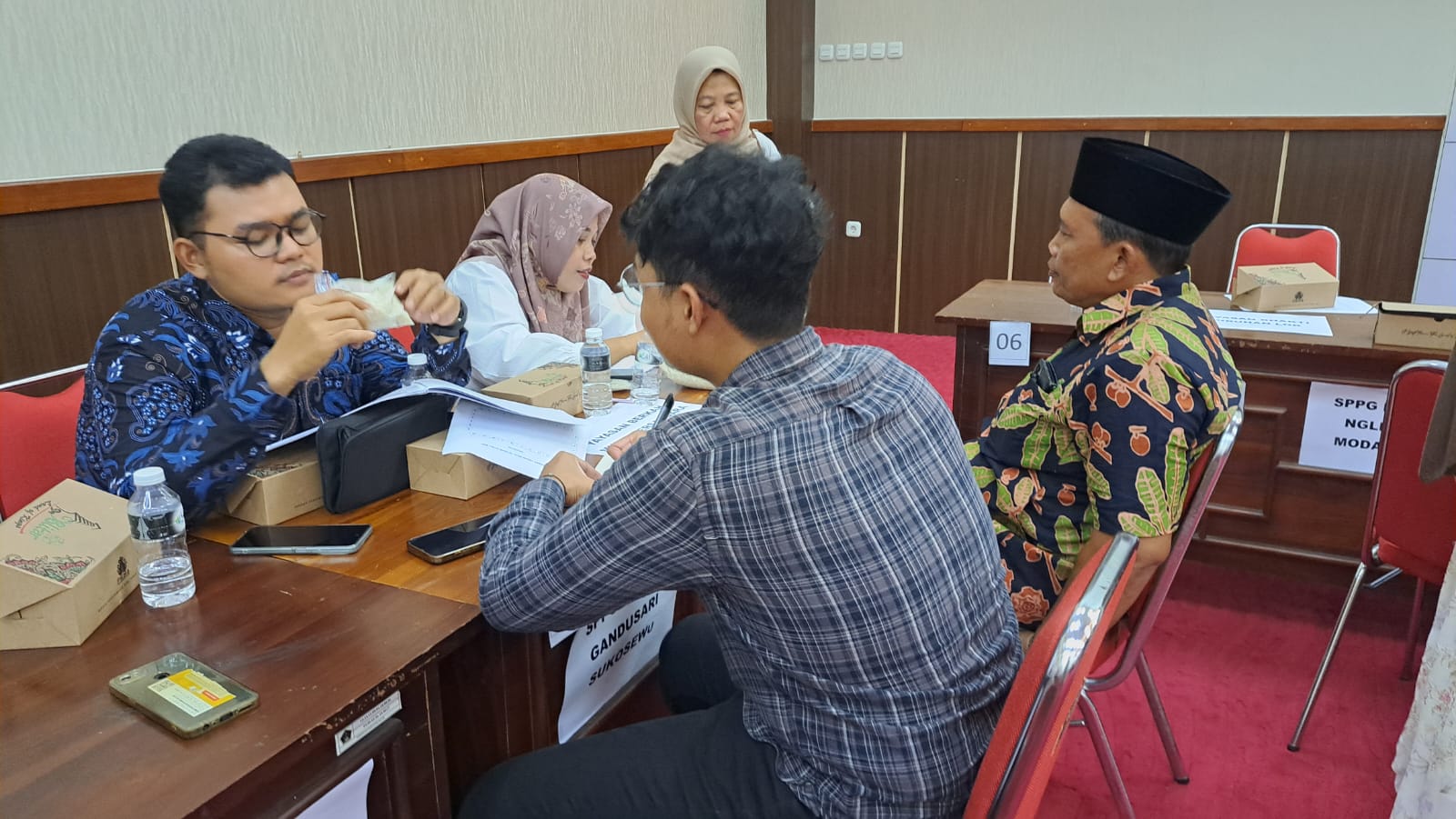 KOLABORASI: peserta menyampaikan sejumlah uneg-unegnya kepada petugas dinkop dan jajaran OPD lainnya.