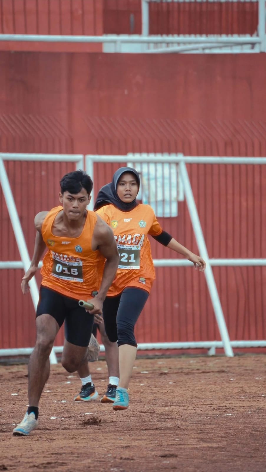 BIBIT POTENSIAL: Peserta kejurkot jenjang pelajar SMA berlari kencang dalam ajang Kejurkot Atletik Pelajar se-Kota Blitar pada November lalu.