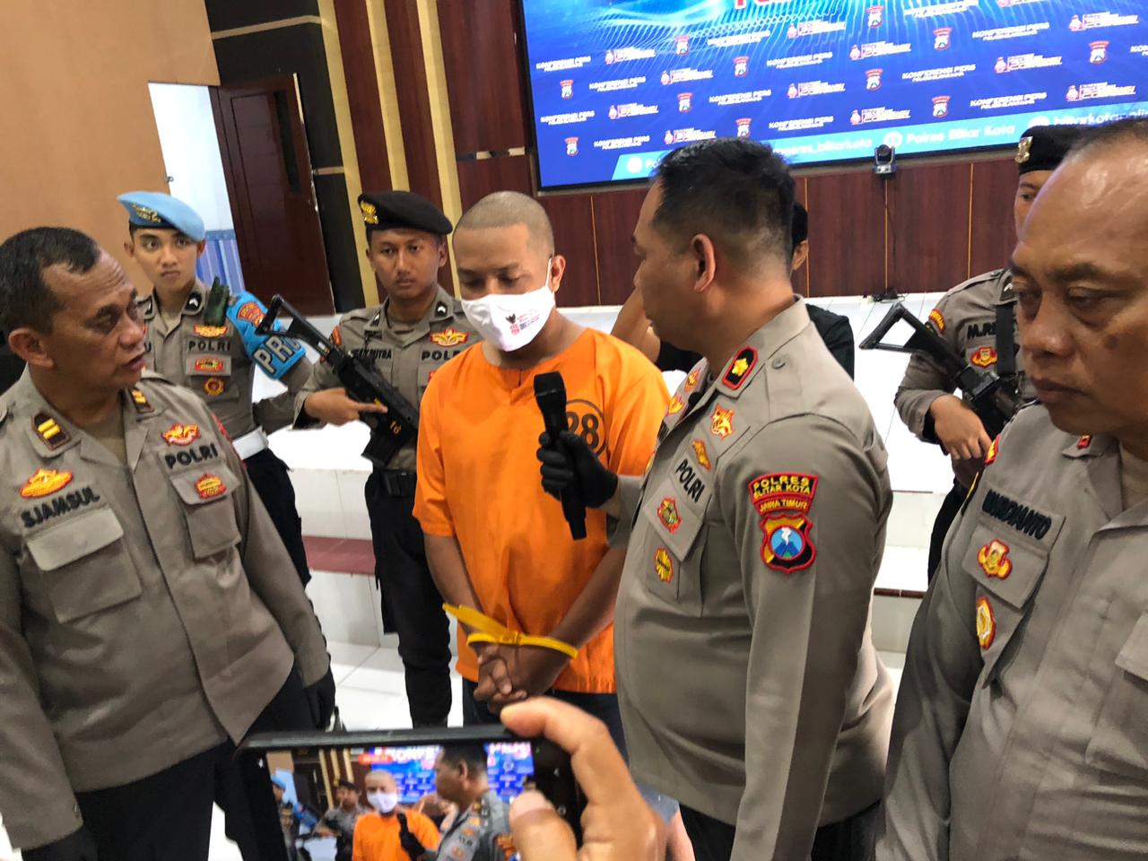 TAK BERKUTIK: Polisi menginterogasi tersangka dalam rilis ungkap kasus pencurian perhiasan emas di Nglegok.