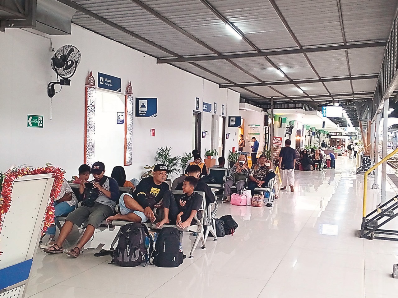 BERSIAP LIBURAN: Sejumlah penumpang menunggu kedatangan kereta api di Stasiun Blitar, Rabu (10/11).