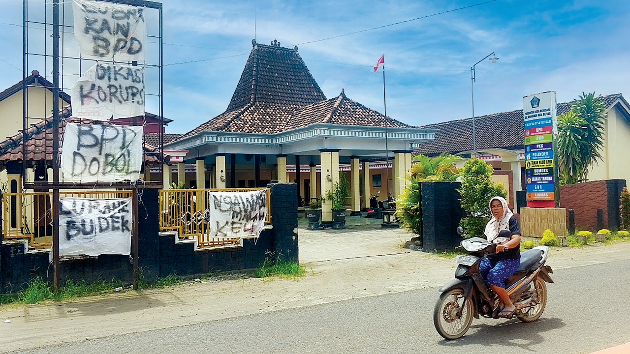 PROTES WARGA: Poster protes terkait kinerja BPD Rejosari yang dipasang masyarakat setempat.