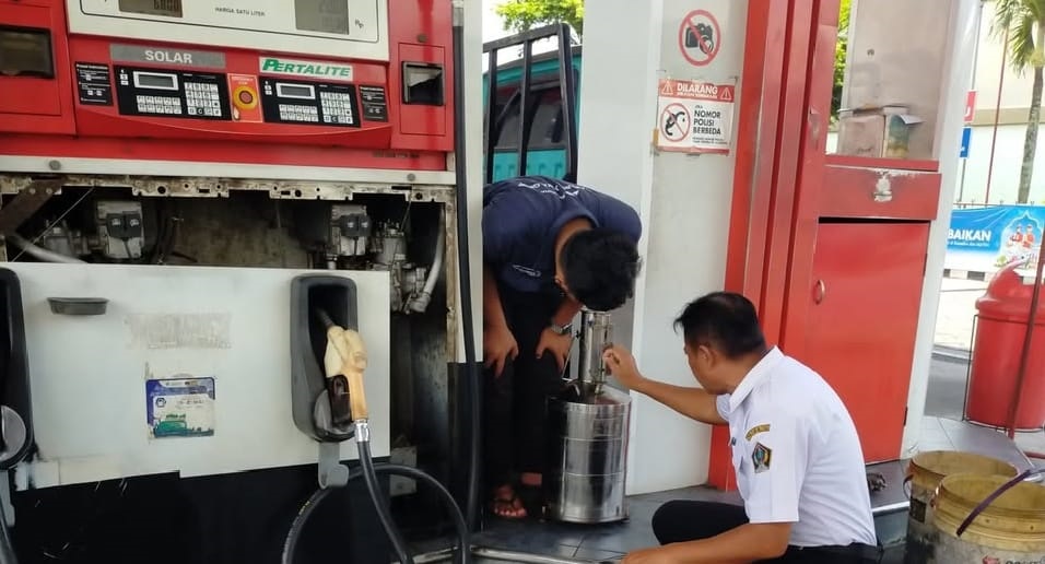 BERTAHAP: Layanan tera secara manual masih tetap dilakukan meski sudah bertransisi ke ranah digital.