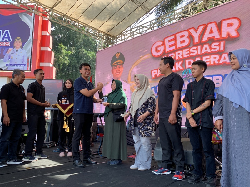 APRESIASI: Wali Kota Blitar, Syauqul Muhibbin memberikan piala kepada pelaku usaha taat pajak, kemarin (12/12)