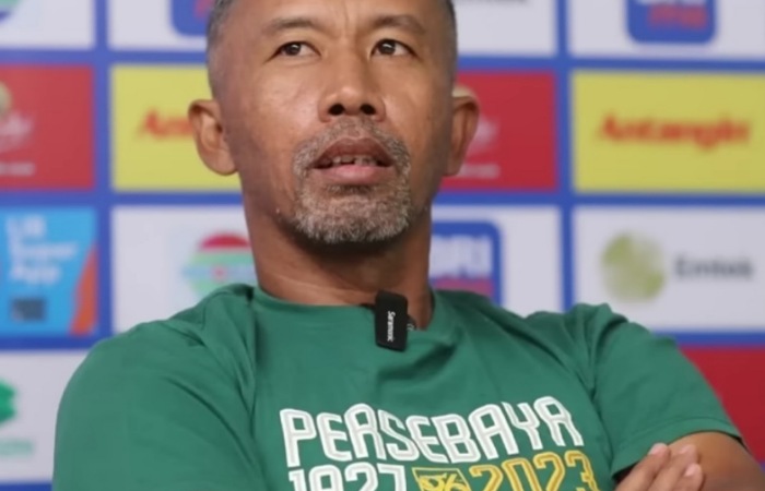 Persebaya Surabaya krisis jelang lawan Borneo FC. Dua pemain inti absen, Uston diuji, deadline pelatih baru makin menekan.