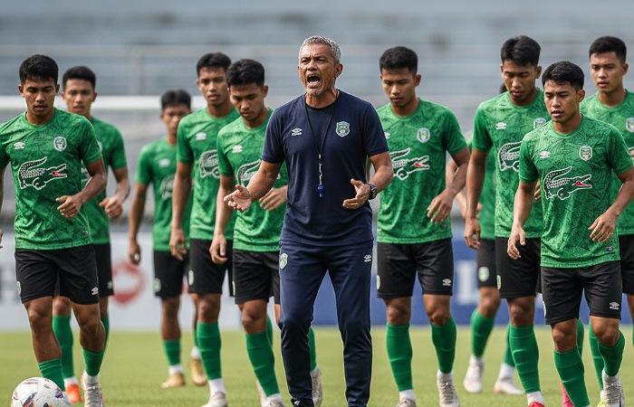 Persebaya Surabaya dikaitkan dengan Benjamin Mora, mantan pelatih Johor Darul Takzim, yang disebut siap ubah Bajul Ijo jadi raksasa baru.
