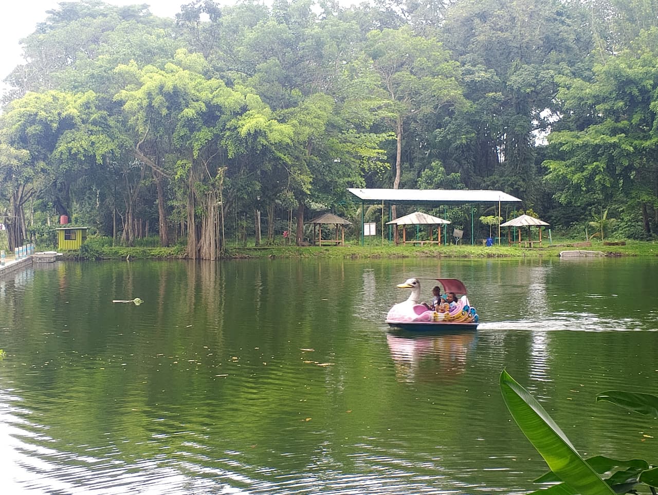 &lrm;ASYIK: Pengunjung tengah menikmati keindahan Telaga Pacuh dengan menaiki sepeda air.