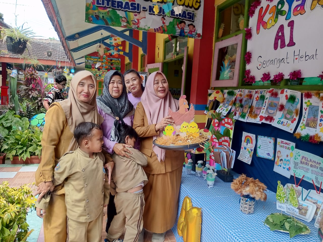 KREATIF: Kepala TK Negeri Pembina Srengat, Yoerin Ernawati dan wali murid menunjukkan kreasi anak-anak.