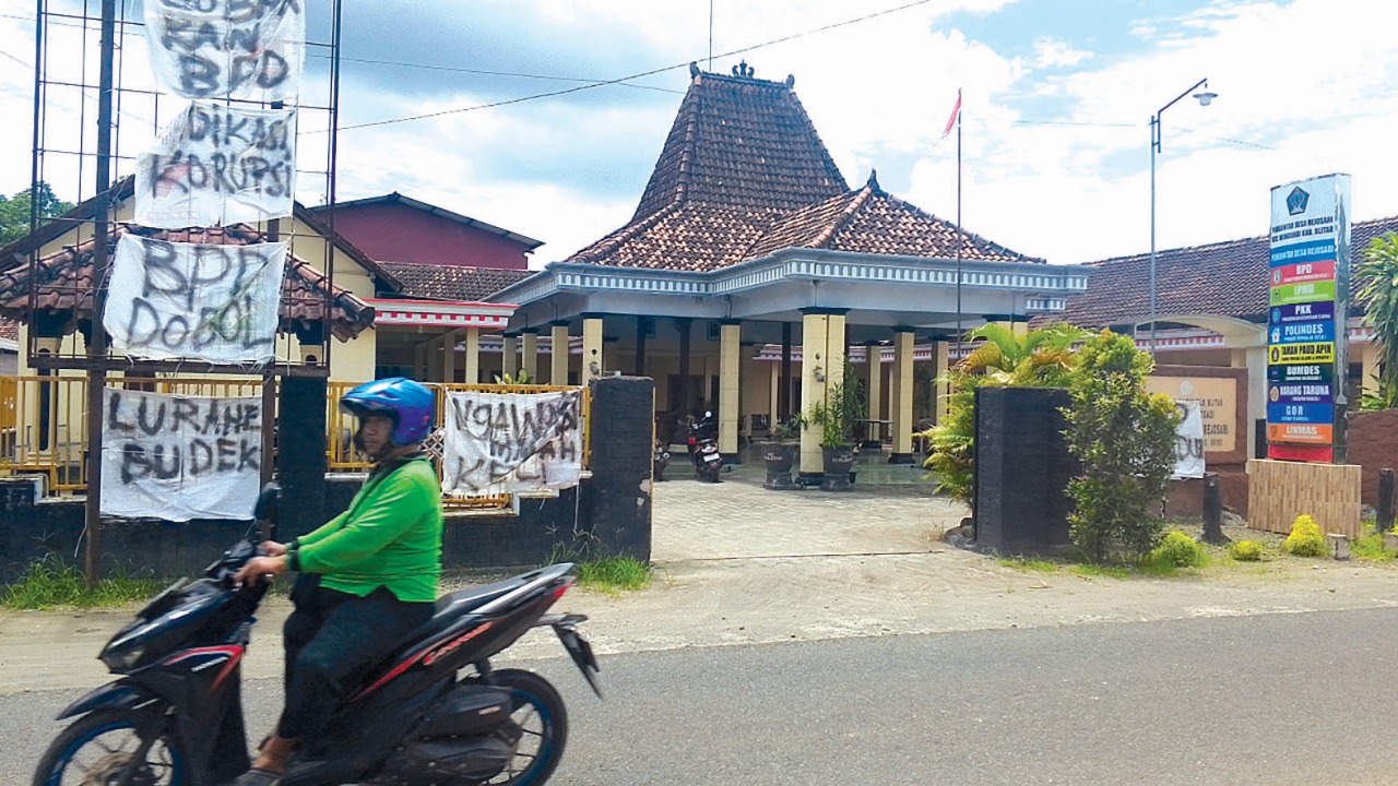 LENGANG: Suasana halaman Kantor Kepala Desa Rejosari, Kecamatan Wonodadi.