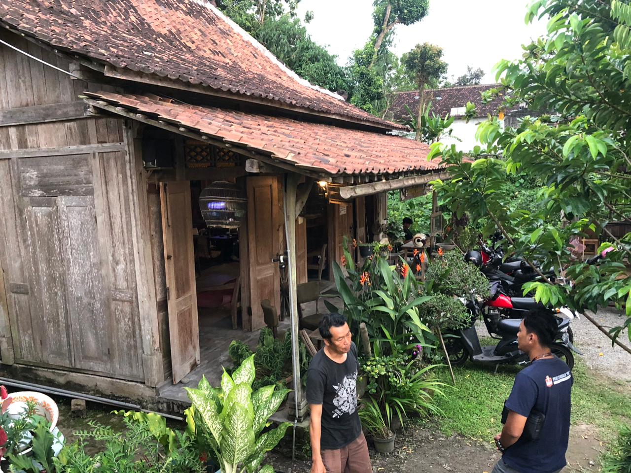 SANTAI: Pengunjung menikmati suasana dan sajian menu di Warung Jujugan di Kecamatan Sananwetan, Kota Blitar.&nbsp;