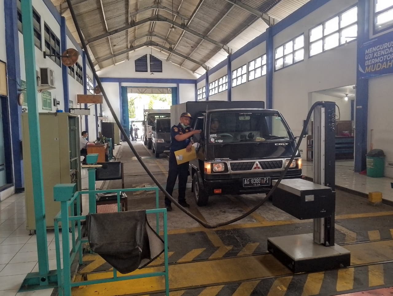 TELITI: Proses pengujian kendaraan di Kecamatan Srengat ramai lantaran ada pengalihan dari Kecamatan Wlingi.