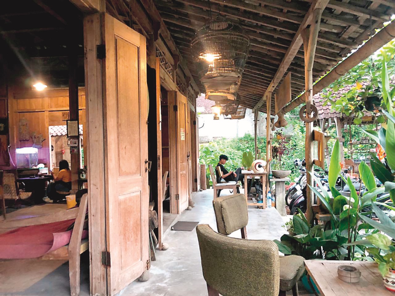 SANTAI: Pengunjung menikmati suasana dan sajian menu di Warung Jujugan di Kecamatan Sananwetan, Kota Blitar.