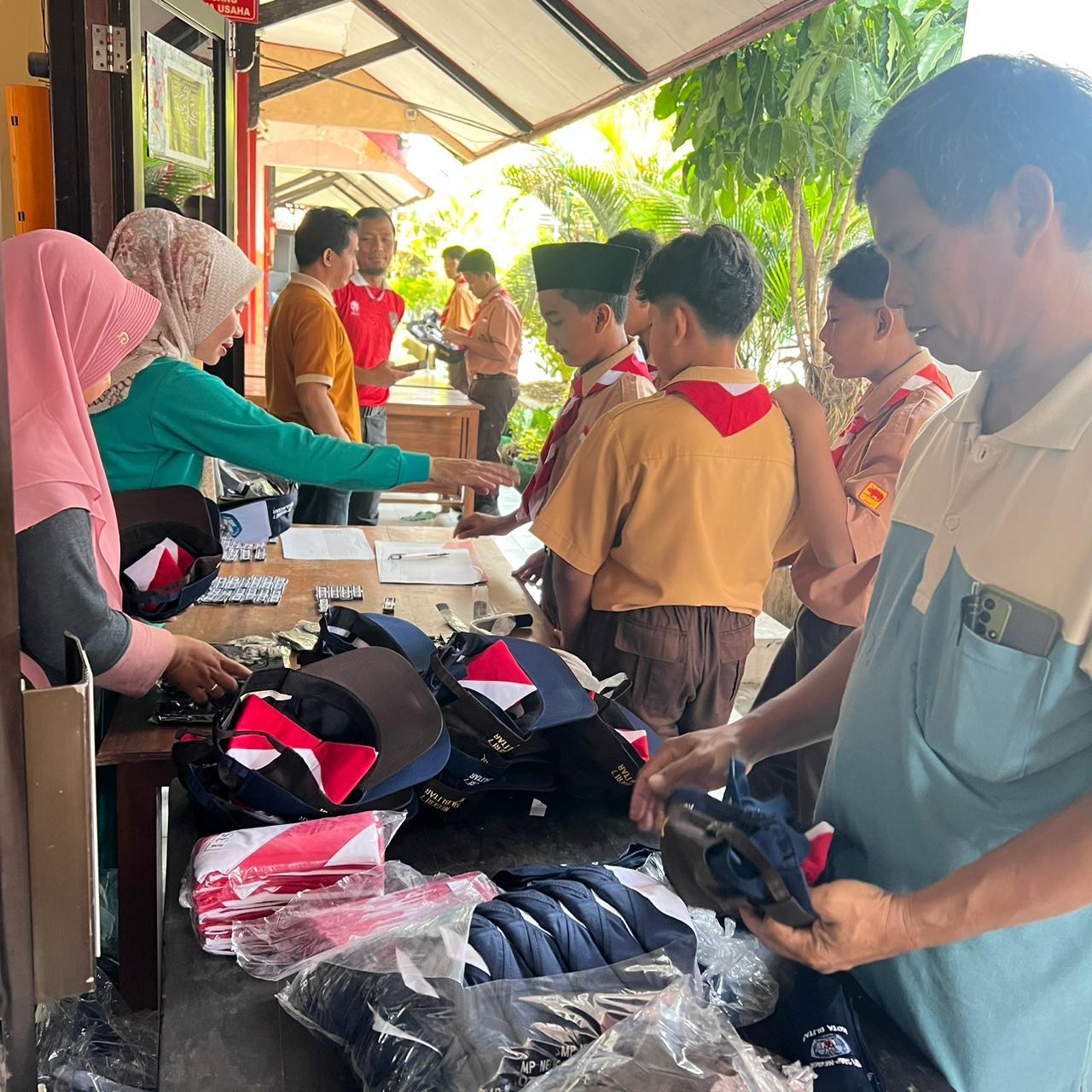 Seragam Sekolah Gratis di Kota Blitar Akhirnya Dibagikan