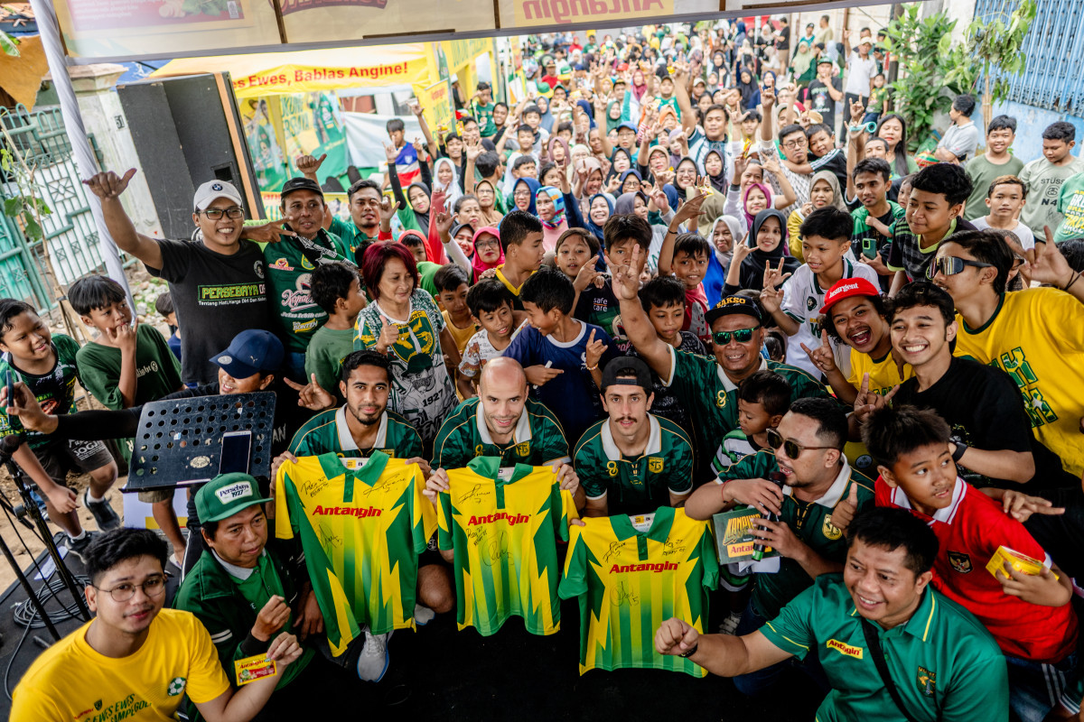 Rendy Oscario, Risto Mitrevski dan Francisco Rivera berfoto bersama peserta Persebaya Kampung Wani Bersama Antangin.