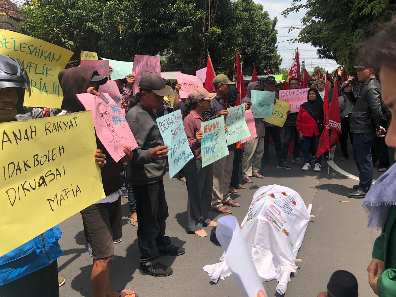 SALURKAN ASPIRASI: Massa mengatasnamakan Aliansi Masyarakat Pendukung Reforma Agraria (Ampera) berorasi di depan Kejari Blitar, Kamis (18/12/2025).