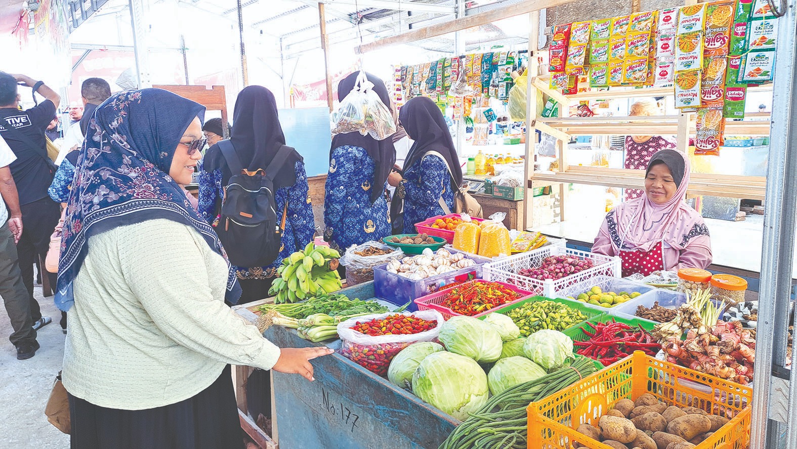 SELEKTIF: Seorang ibu memilih bahan pokok di salah satu pasar di Kabupaten Blitar untuk stok bahan masakan di rumah.