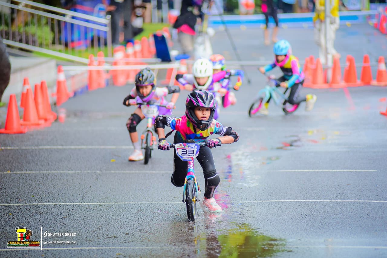 LATIH KESEIMBANGAN: Brisha unggul di akademik maupun nonakademik lewat balapan pushbike.