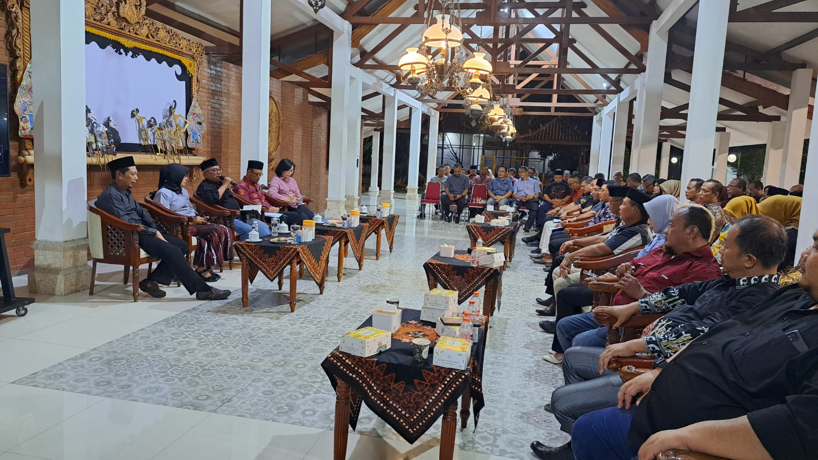 Cari Solusi : Pettemuan kepala desa dengan Bupati Blitar terkait dana desa dan kebijakan pusat.
