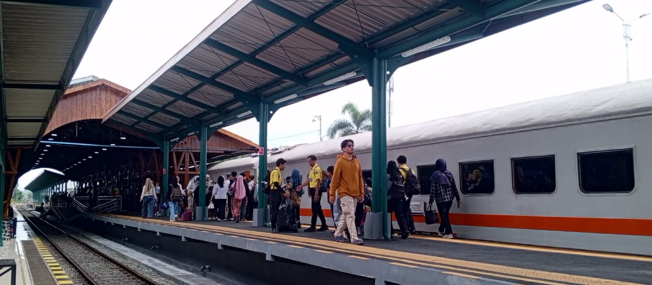 MULAI RAMAI: Stasiun Blitar di hari pertama masa angkutan nataru berangkatkan 435 penumpang, Kamis (19/12).