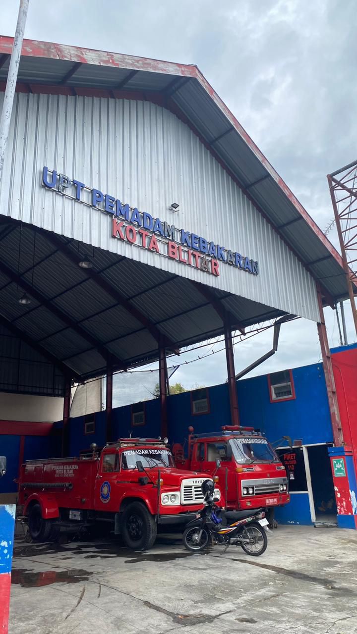 SIAGA: Dua mobil pemadam kebakaran terparkir di markas siap untuk memadamkan kebakaran sewaktu-waktu.