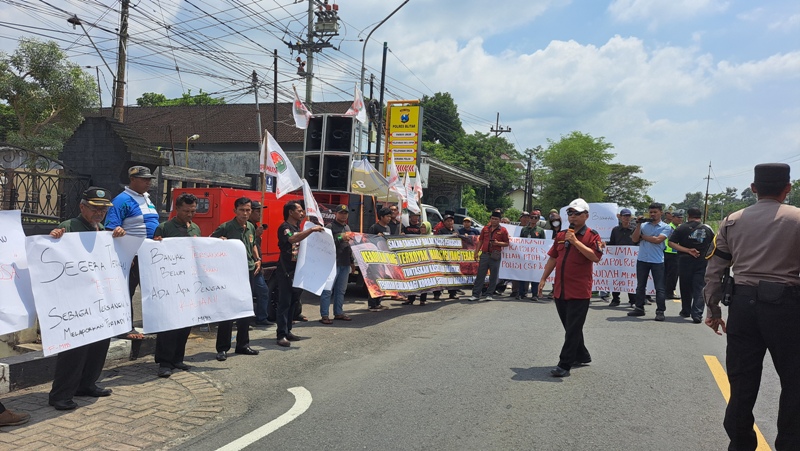 TAK MURNI: Aksi salah satu ormas di depan Mapolres beberapa waktu lalu.