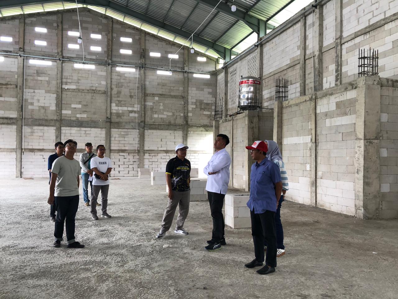 Wali Kota Blitar dan jajaran meninjau proyek pembangunan GOR Bela Diri Mastrip.