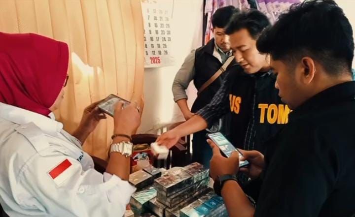 AWAS ILEGAL: Petugas gabungan mengecek legalitas rokok hasil operasi beberapa waktu lalu.