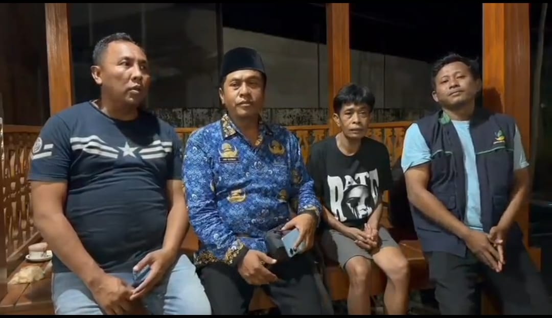 Peduli : Petugas Dinas Sosial Kabupaten Blitar menjemput warga Desa Bumirejo Kecamatan Kesamben yang tersesat di Lamongan.