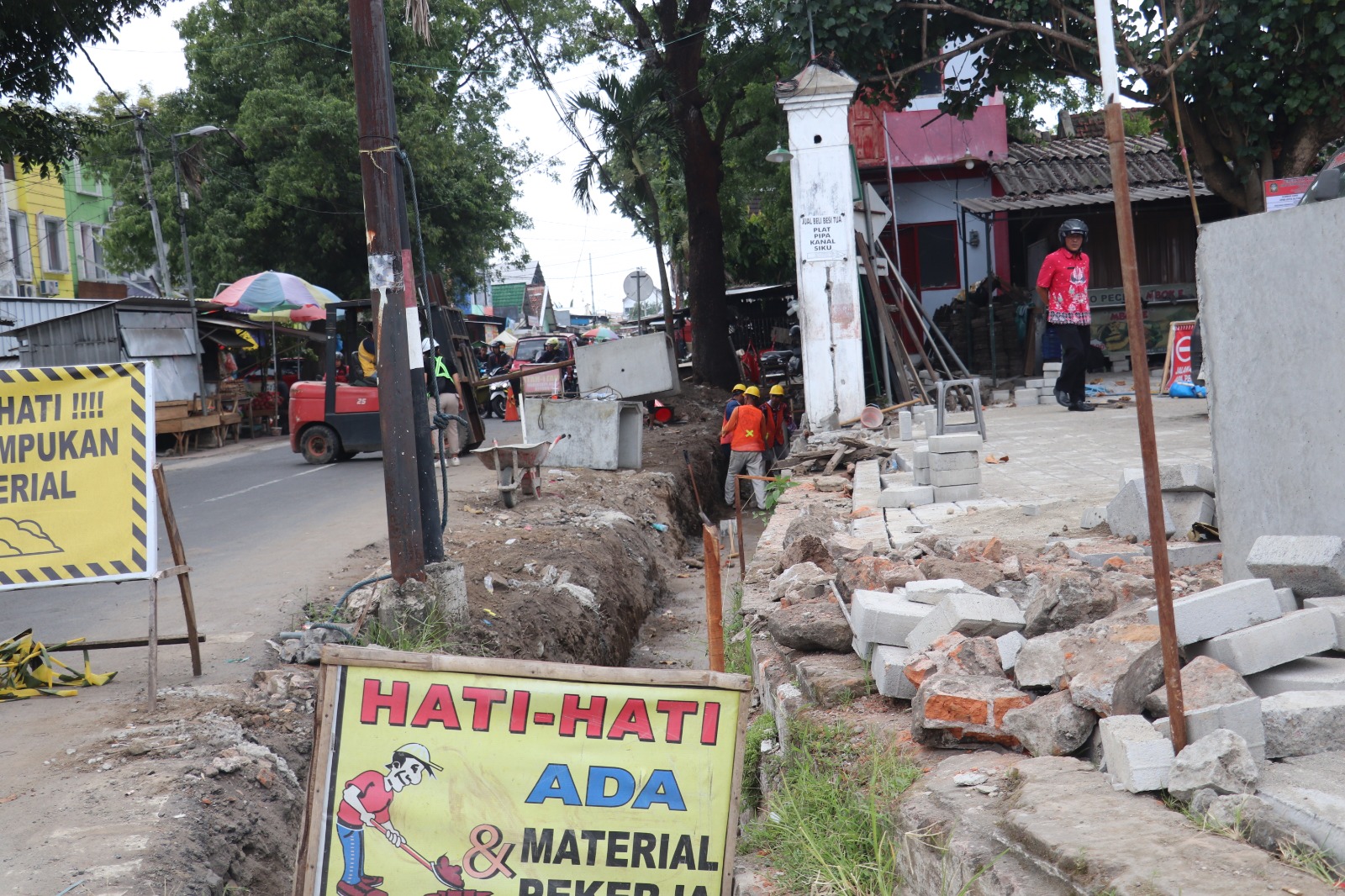 DEMI KENYAMANAN: Pekerja mengebut pekerjaan proyek pavingisasi Pasar Loak Sepeda karena sebelum 25 Desember ditarget harus rampung.