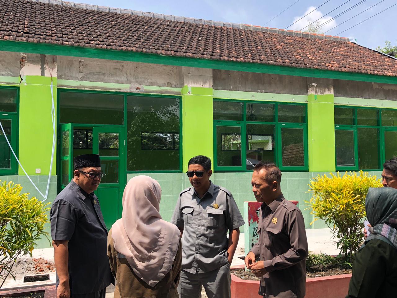 TURUN LAPANGAN: Komisi I DPRD Kota Blitar meninjau langsung kondisi bangunan SDN Bendo 01 pada Oktober lalu.