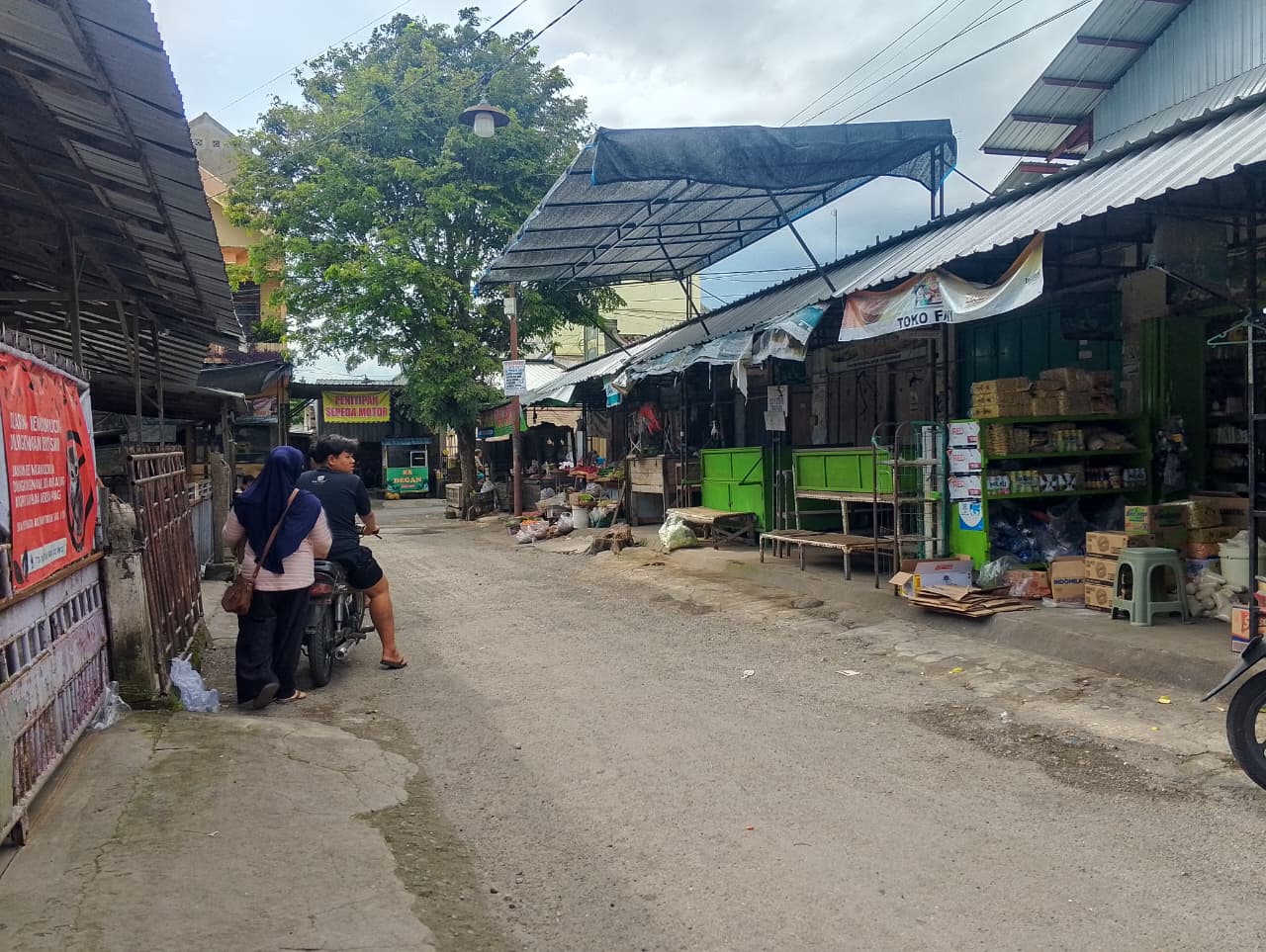 &lrm;TERISI: Kios di Pasar Srengat tampak diisi oleh sejumlah pedagang.
