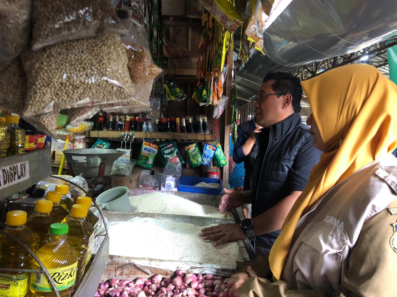 ANTISIPASI LONJAKAN HARGA: Satgas Pangan Polres Blitar Kota mengecek stok dan harga bahan pokok di Pasar Legi Kota Blitar, Selasa (24/12).