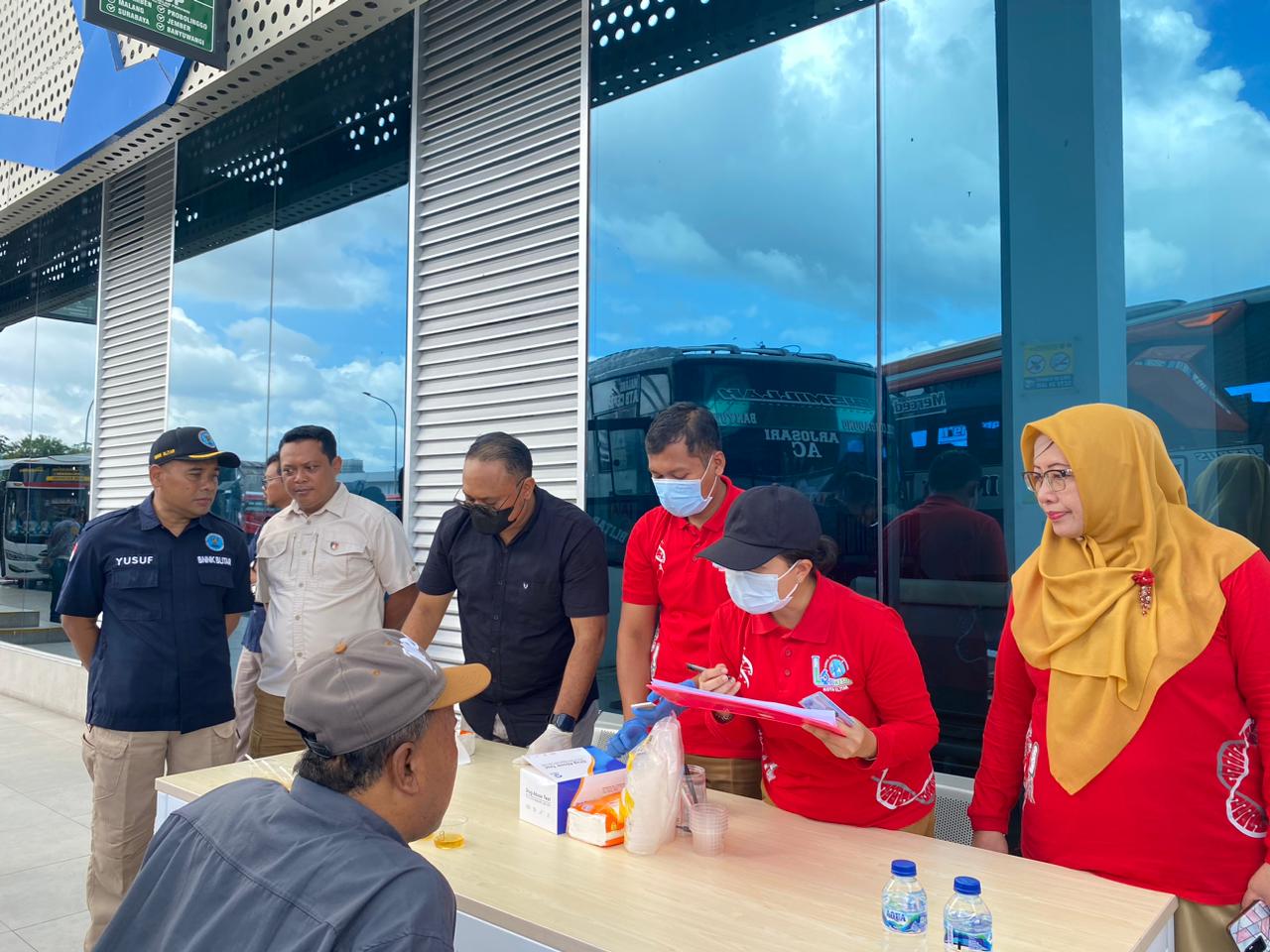 TERDETEKSI: Petugas menemukan satu sampel tes urin dari sopir bus terindikasi kandungan narkotika, Selasa (23/12).