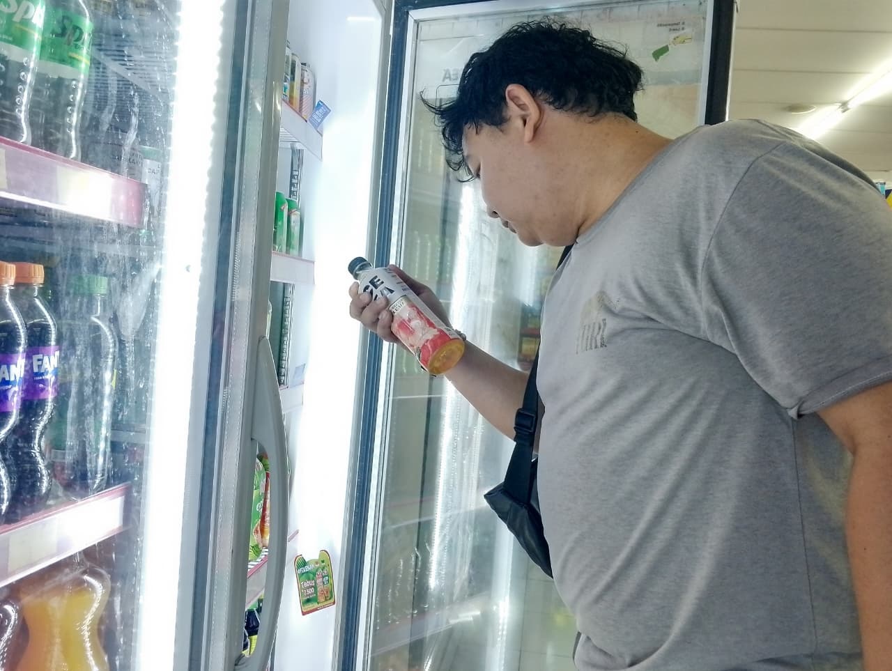 &lrm;HARUS DIKONTROL: Sering konsumsi minuman manis kemasan dapat memicu lonjakan gula darah.