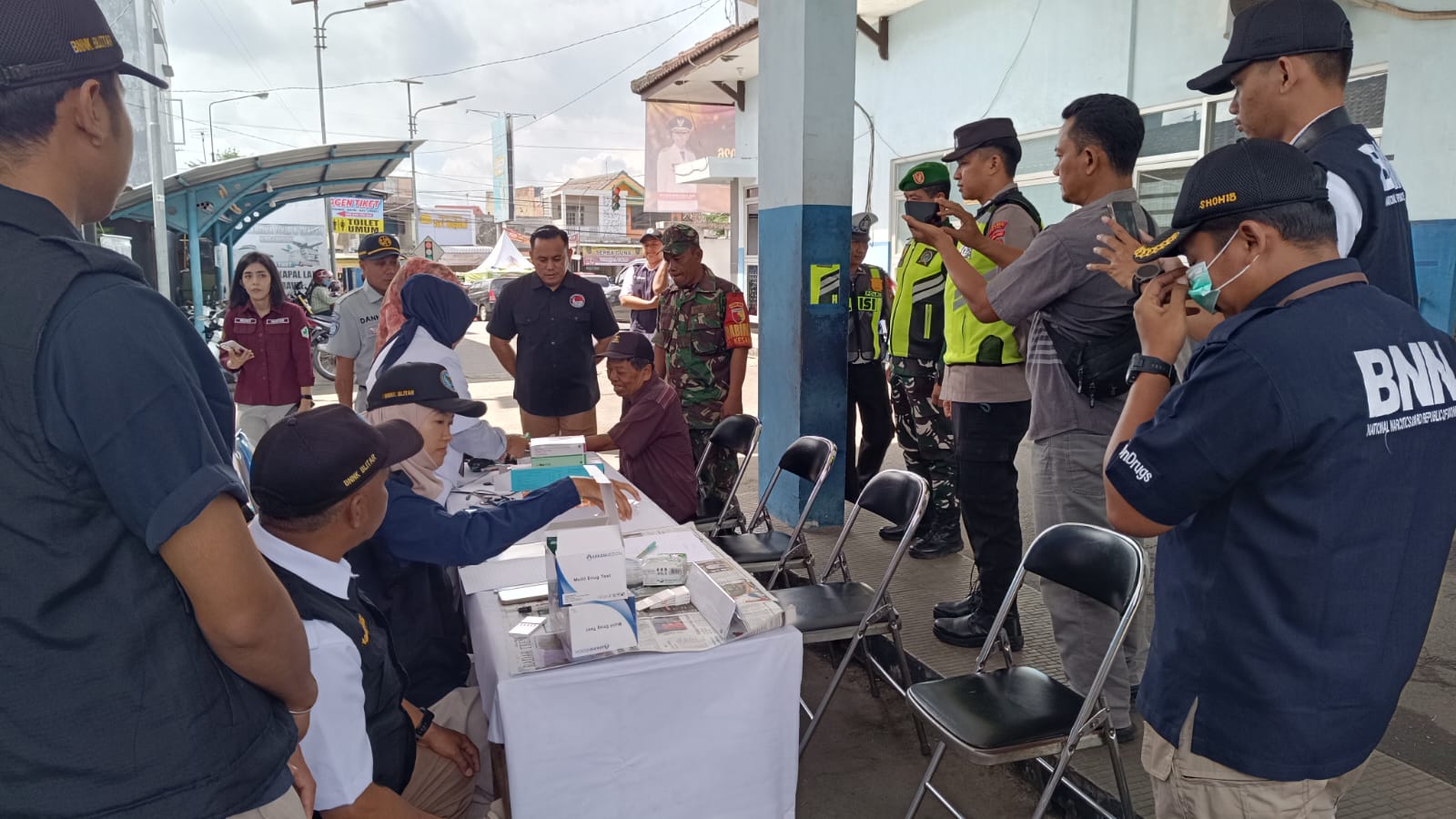 PENCEGAHAN: Sejumlah awak bus menjalani tes urine di Terminal Kesamben pada Rabu (24/12/2025).