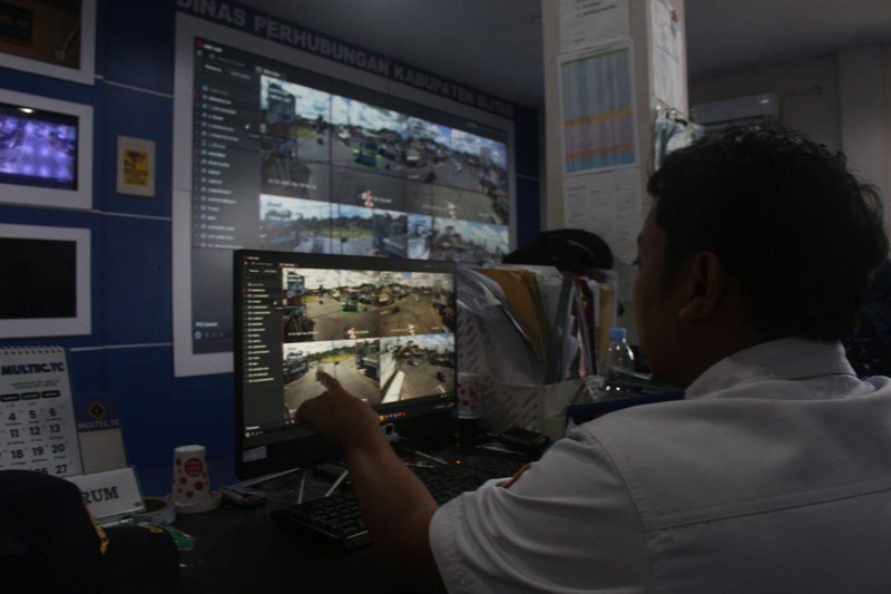 SIBUK: Petugas Dishub Kabupaten Blitar memantau layar rekaman kamera CCTV dari sejumlah titik persimpangan.