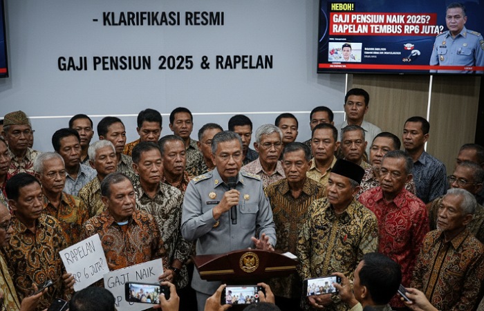 Isu kenaikan gaji pensiun 2025 viral, disebut rapelan tembus Rp6 juta. TASPEN tegaskan belum ada keputusan resmi pemerintah.