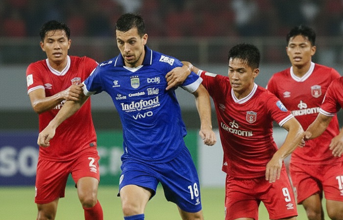 Persib vs PSM Makassar memanas! Bojan Hodak pastikan Maung Bandung siap tempur, Mark Clock comeback, Barba terancam hengkang.
