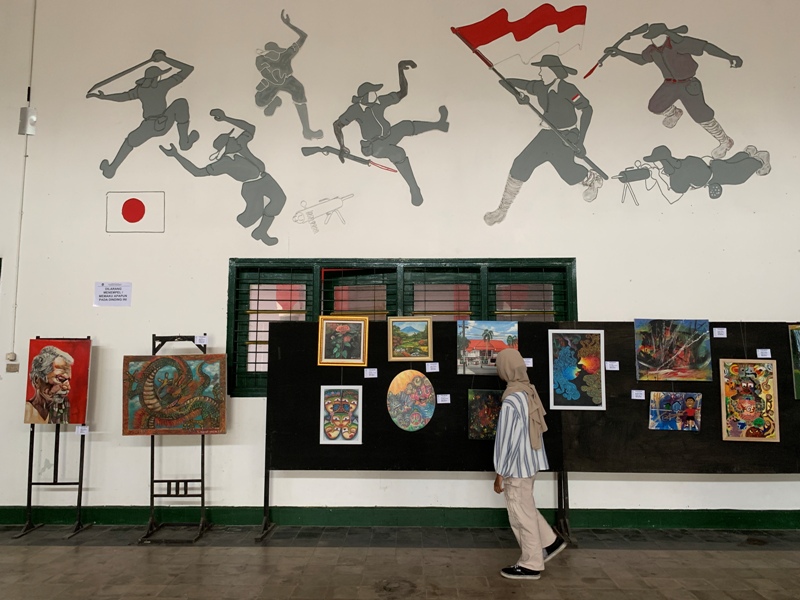 RUANG KREATIF: Sejumlah karya lukisan dipajang dalam pameran lukis bertajuk Gradasi.