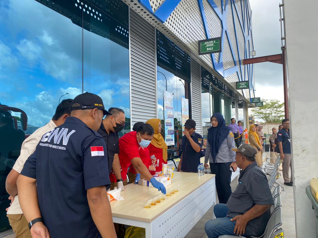 SELIDIKI: Petugas BNN Kabupaten dan BNK Kota Blitar memeriksa urine sopir bus di Terminal Patria, Selasa (23/12/2025).